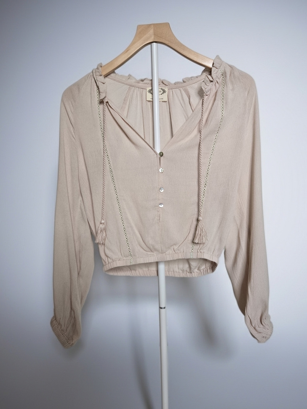 MIA JOY NWOT Light Beige Cropped Peasant Blouse with Tassel Tie. Womens Xs